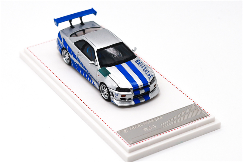 FH Focal Horizon 1:64  R34 Sil - огляд і ціна Model Kit R34